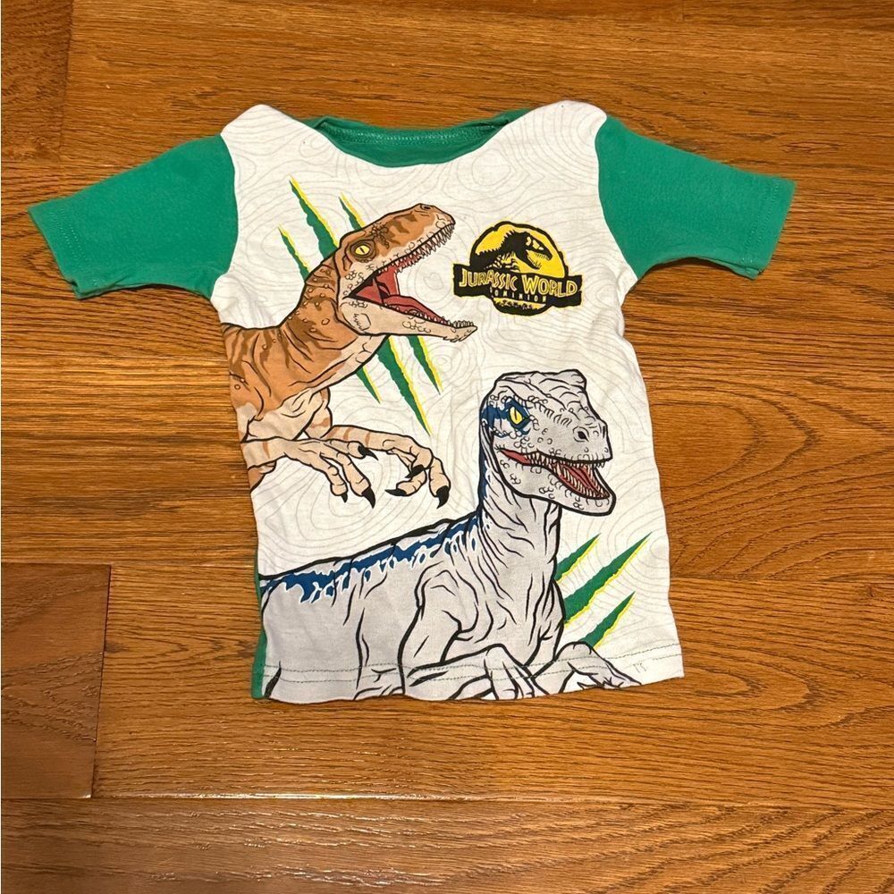Jurassic World size 6 boys sleep shirt